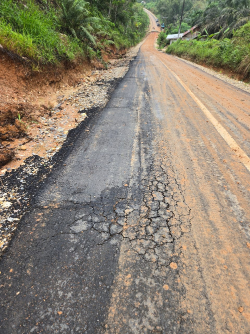 Tak sampai setahun,Jalan Desa Sigaruntang diduga Luluh lantak akibat mobil PT.IKN.Ini Tuntutan Masyarakat!!!