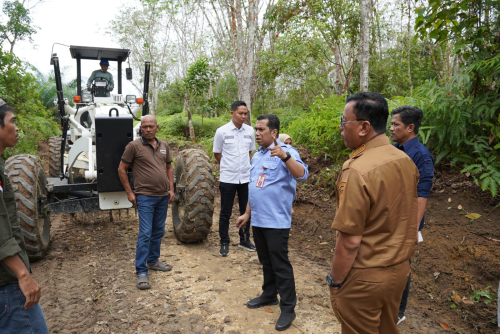 Bupati Turun langsung kelokasi jalan rusak laporan masyarakat Sigaruntang,Ini Kata PT.IKN!!!