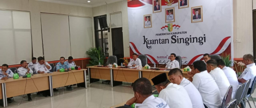 Hari pertama ngantor sebagai Penjabat Sementara (Pjs) Bupati Kuantan Singingi drg Sri Sadono Mulyanto MHan langsung menggelar silaturahmi dan Rapat Koordinasi (Rakor) dengan seluruh Pejabat Kabupaten Kuantan Singingi.