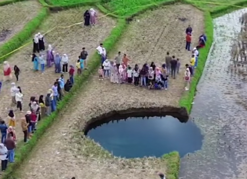 Warga berbondong bondong Ambil Air Sinkhole