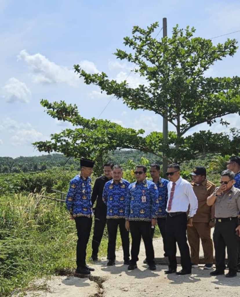 Pjs Bupati Kuansing, dr. Sri Sadono bersama jajaran meninjau lokasi jembatan putus di perbatasan Desa Muaro Sentajo dan Pulau Komang.