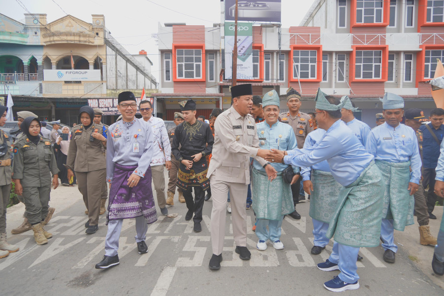 Lagu kebangsaan Indonesia Raya Meriahkan Even Pacu jalur Ditepian Lubuk Sobae Basrah.