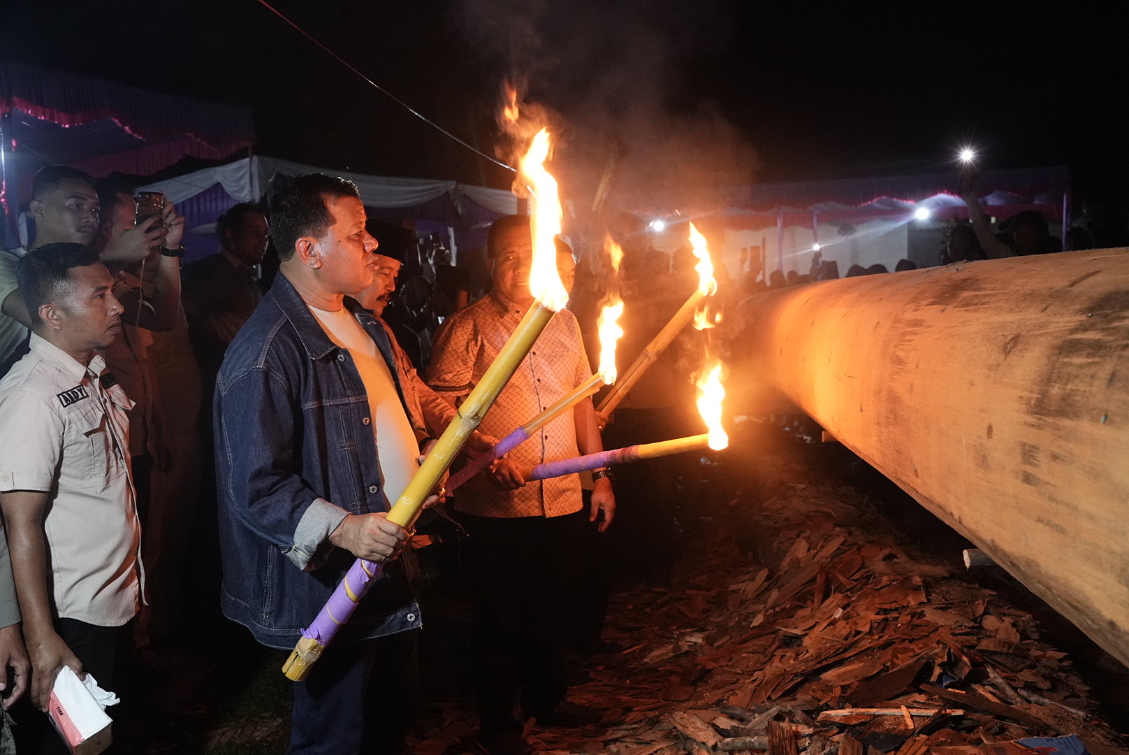 Warga Desa Air Buluh Melayur Jalur Perdana dengan Kompak