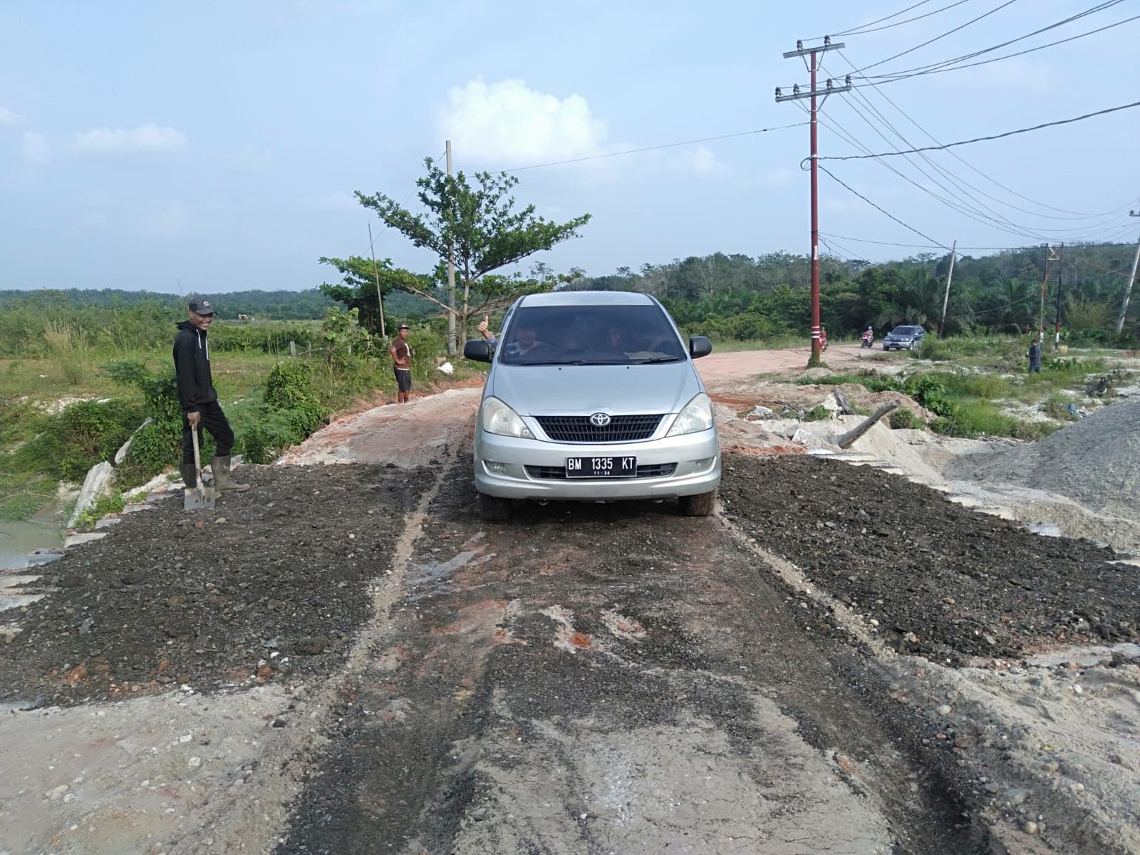 Bupati Kuansing Dr. Suhardiman Amby Tuntaskan Janji Perbaikan Jalan