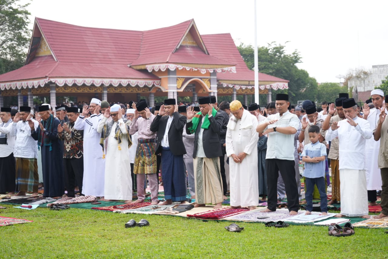 Bupati Kuansing Rayakan Salat Idul Fitri di Lapangan Limuno Teluk Kuantan