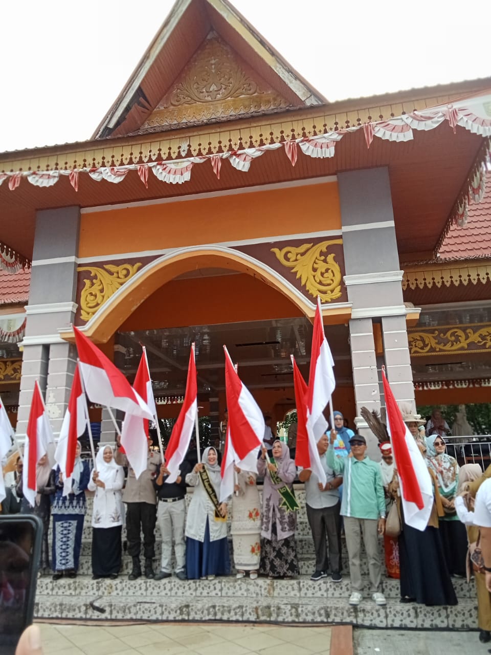 Ribuan anak TK Se-kecamatan Kuantan Tengah Padati Lapangan Limuno Telukkuantan dalam acara Karnaval.