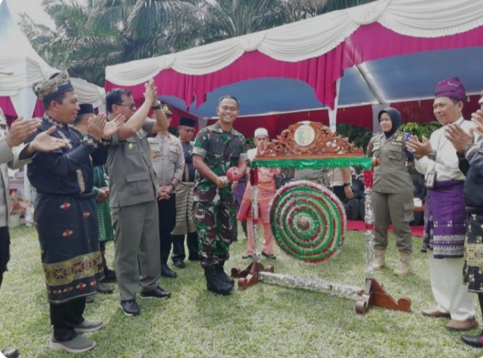 Bupati Kuansing Dr.Suhardiman Amby MM buka Pacu Jalur ditepian Lubuk Sobae secara langsung.