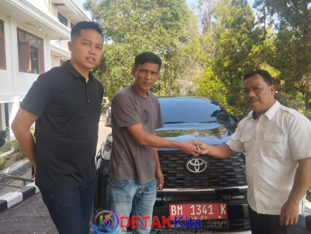 Mencalonkan diri sebagai Bupati, Suhardiman Amby kembalikan mobil Dinas.