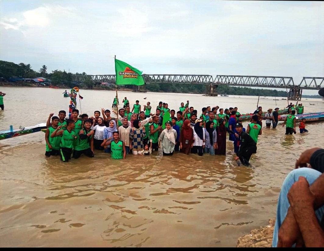 Tampilkan Aksi Gemilang di Tepian Lubuk Sobae Sangkiang Indah menjadi Idola baru pecinta pacu jalur kuantan Singingi.